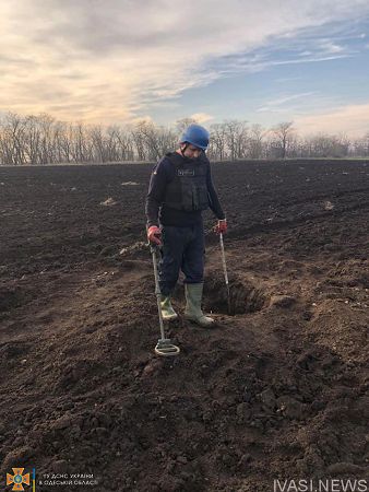 В поле и на кладбище в Одесской области нашли снаряды