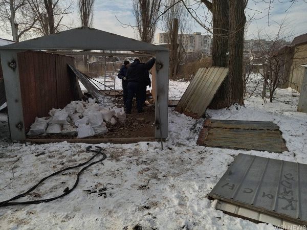 В Суворовском районе сносят незаконные гаражи