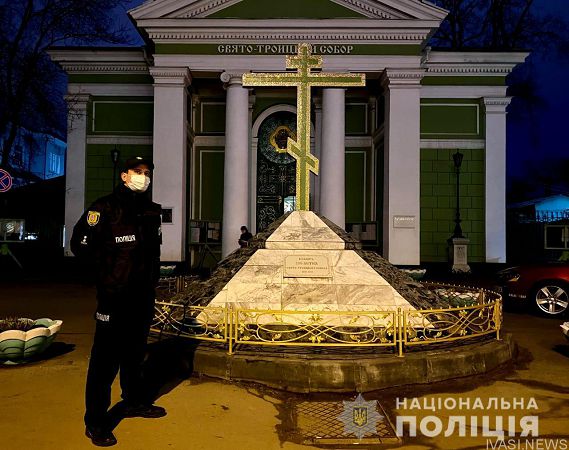 Одесские полицейские обеспечили правопорядок во время празднования Рождества (фото)