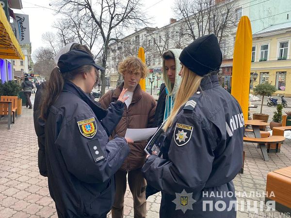 Одесские полицейские уничтожали уличную рекламу наркотиков