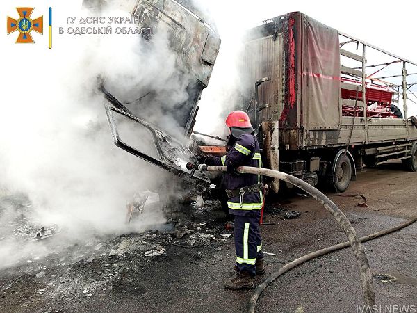 В Одесской области на трассе загорелась фура