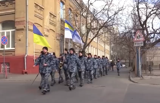 «Лента за лентою»: под звуки военного оркестра одесситы идут в тероборону