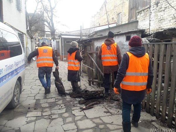 Специальная мобильная группа коммунальщиков наводит порядок в микрорайонах Одессы