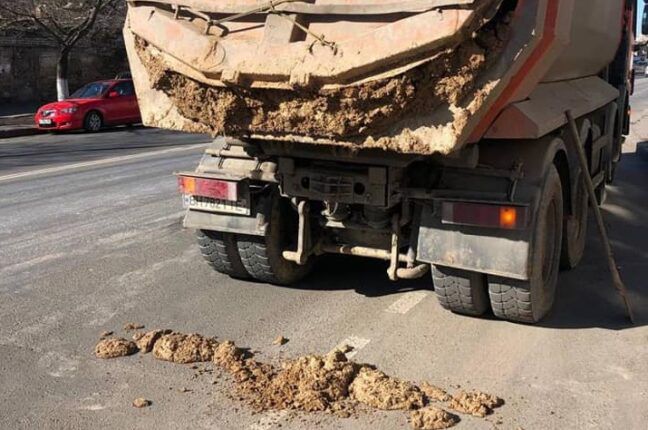 Рассыпал глину на дороге: в Одессе оштрафовали водителя грузовика