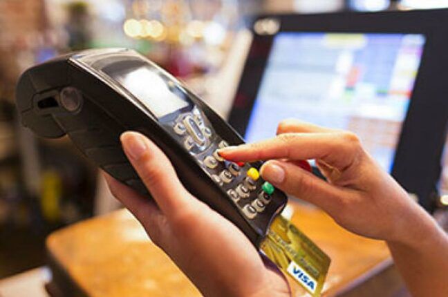 Приватбанк призвал магазины и АЗС проводить безналичные расчеты и назвал отказы от операций с картами необоснованными