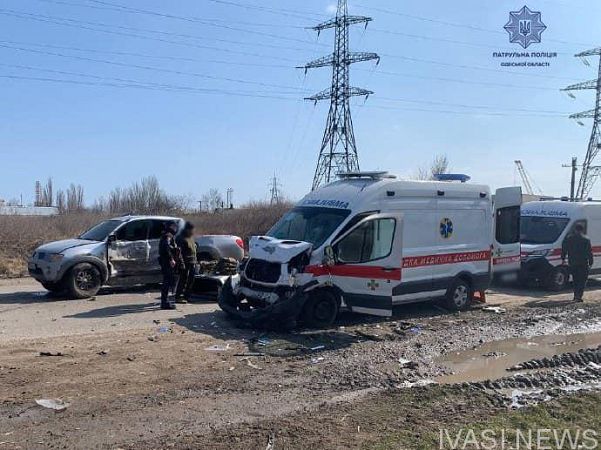 В ДТП с участием скорой помощи на Хуторской пострадали три человека