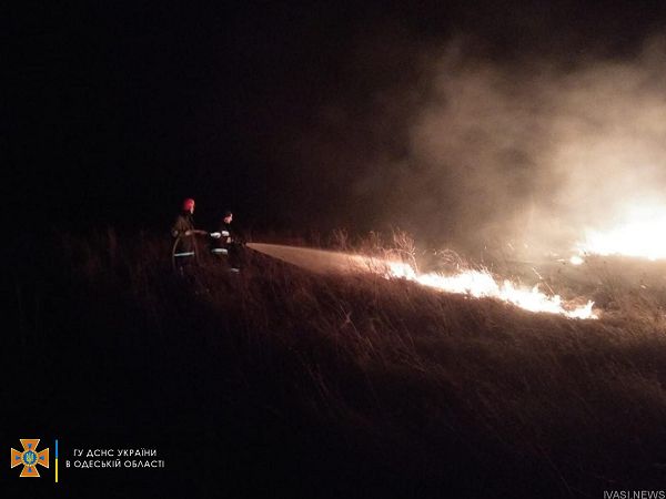 Одесские спасатели круглосуточно тушат горящую растительность (фото)