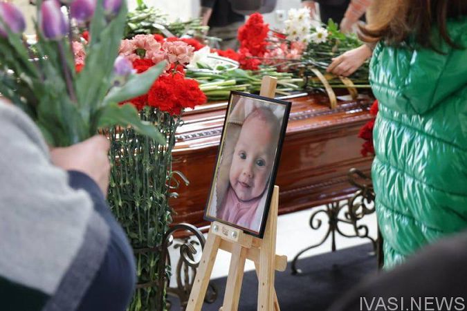 В Одессе прощались с погибшей в результате ракетного обстрела семьей (видео)