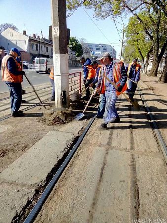 В Одессе очищают пространство вдоль трамвайных путей