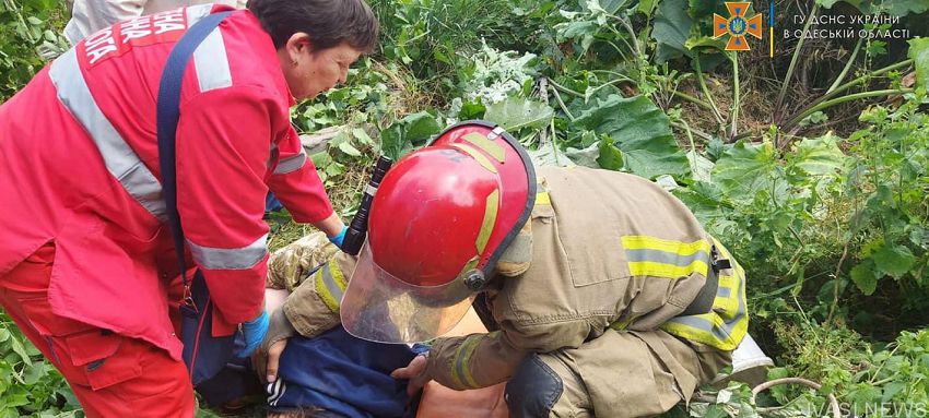 В Березовском районе спасатели достали женщину из 4-метрового колодца