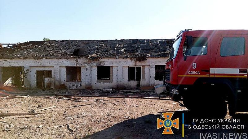 Одесские пожарные потушили пожар в  строении, куда утром попала российская ракета