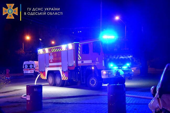 Ночью в Одессе тушили пожар на СТО