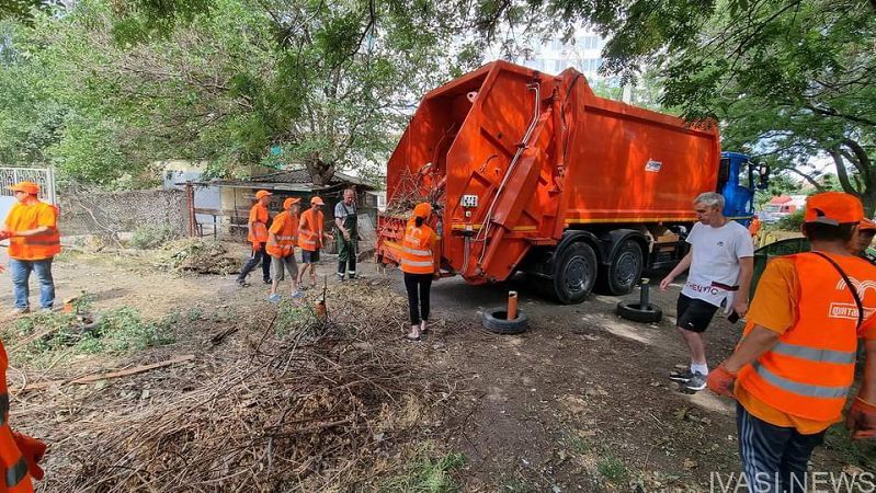 Одесские коммунальщики провели субботник в сквере «Юность», убрав стихийную свалку
