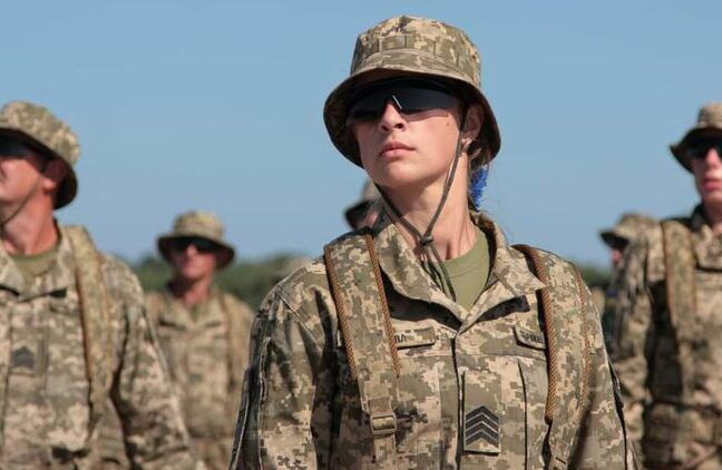 Женщин будут брать на военный учет только с их согласия — Генштаб