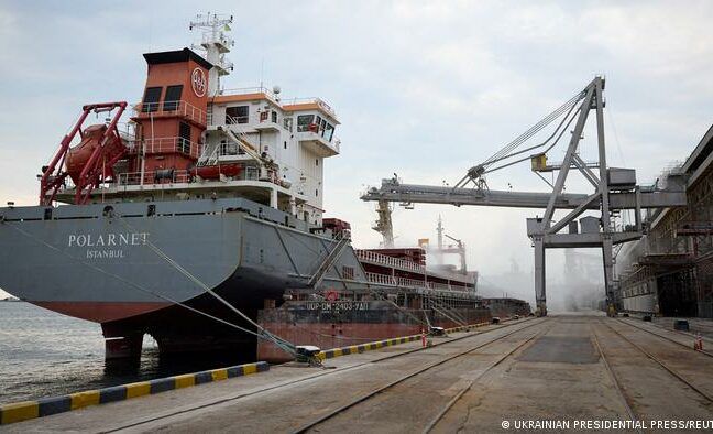 Перше судно з українським продовольством вийшло з Одеського порту