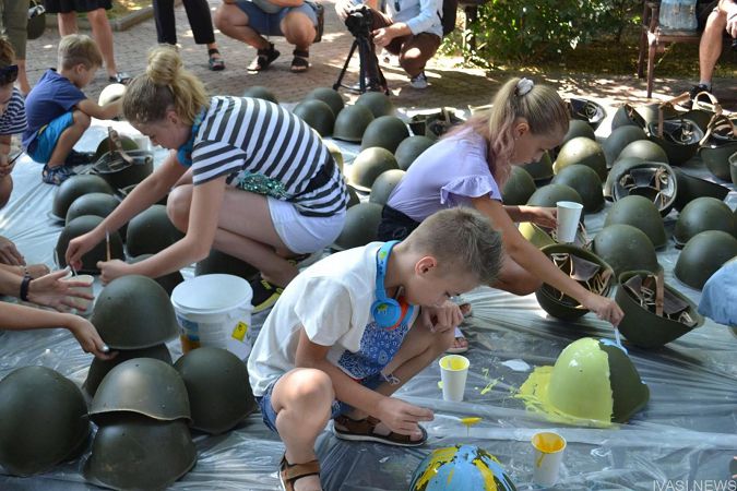 В память о погибших детях: в Одессе открыли инсталляцию с противотанковыми «ежами» и касками