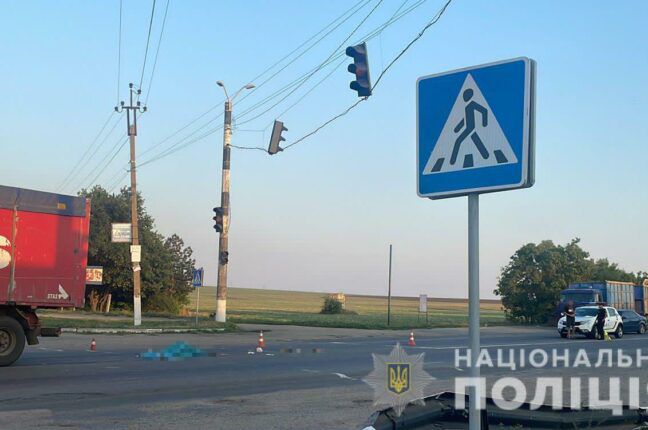 В Одеській області під колесами вантажівки загинула жінка