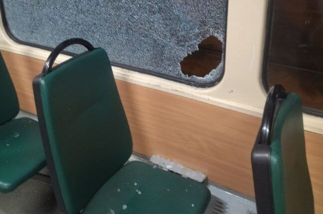 В Одесі молоді люди заради розваги жбурнули келих у вікно трамвая