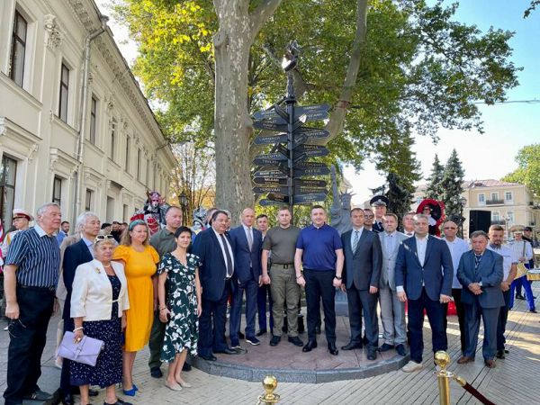 В Одесі на пам’ятному знаку міст-побратимів та міст-партнерів з’явилися нові таблички