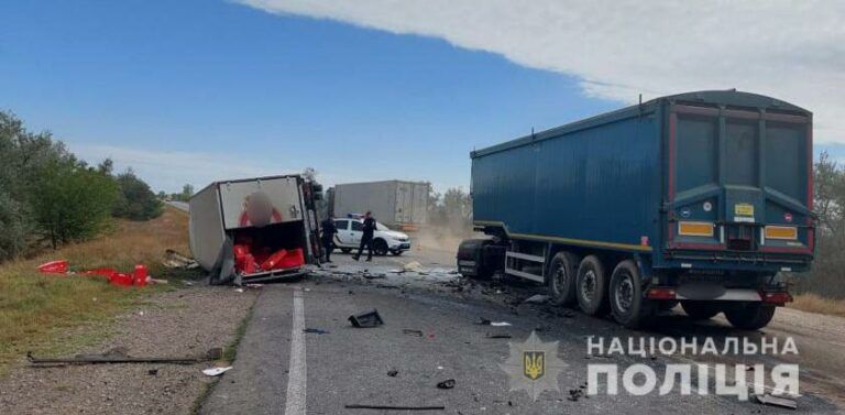 На трасі Одеса-Рені фура зіткнулася з мікроавтобусом: водії загинули