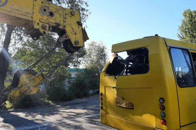 В Одесі автокран протаранив маршрутку: є постраждалі