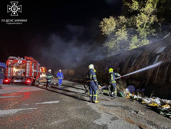 В Авангарді півсотні рятувальників гасили пожежу в ангарі з макулатурою