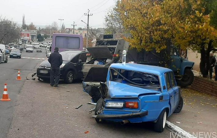 В Овідіополі у сміттєвозу відмовили гальма: сталася ДТП із шістьма автомобілями