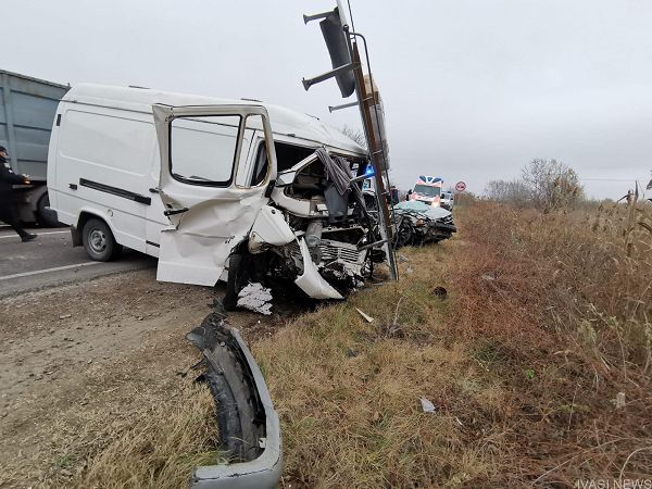 На автодорозі Одеса-Рені мікроавтобус зіткнувся з легковиком: загинула жінка