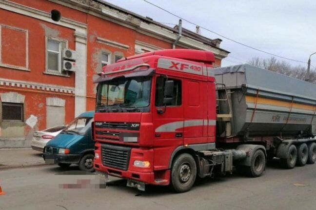 В Одесі під колесами вантажівки загинула літня жінка