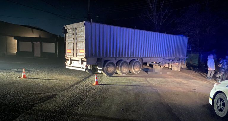 В Одесі під колесами вантажівки загинув чоловік