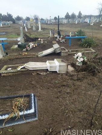 У Білгороді-Дністровському хуліган розтрощив понад 90 могил
