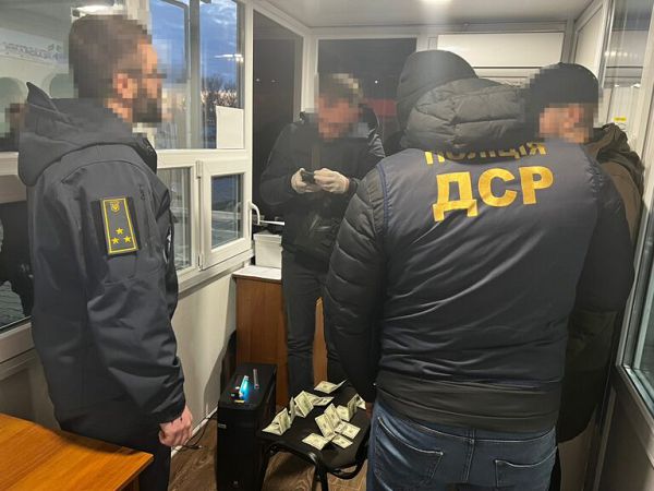 В Одесі митник вимагав 1200 доларів за безперешкодне ввезення генераторів та акумуляторів
