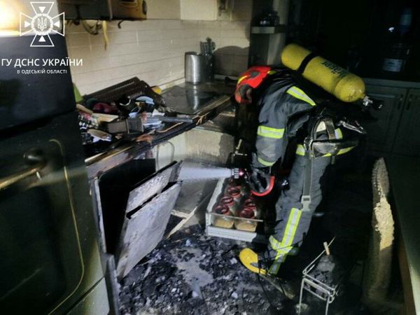 Рятувальники загасили пожежу у квартирі на 13 поверсі житлового будинку у центрі Одеси