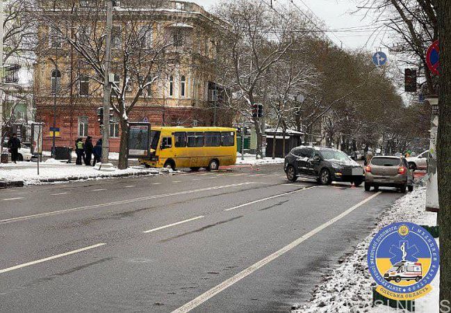 У центрі Одеси маршрутка зіткнулася із легковим авто: є постраждалі