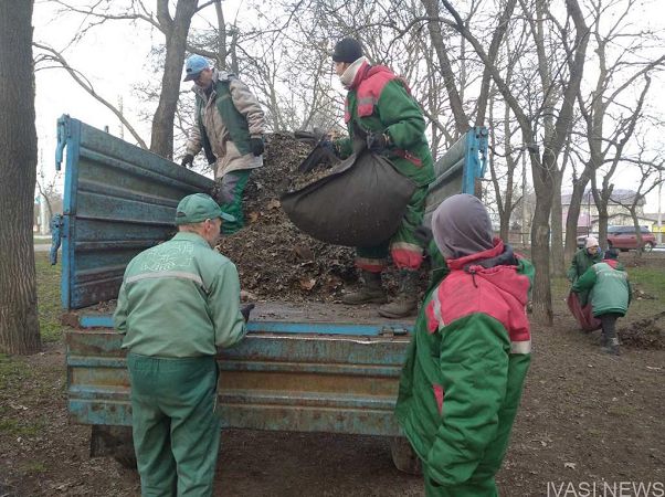 У Київському районі Одеси комунальники влаштували санітарне прибирання у приватному секторі