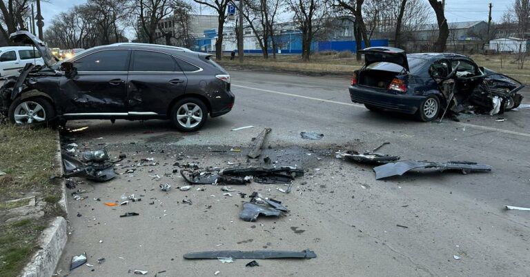 В Одесі «BMW» зіткнувся з «Lexus»: постраждали дві людини