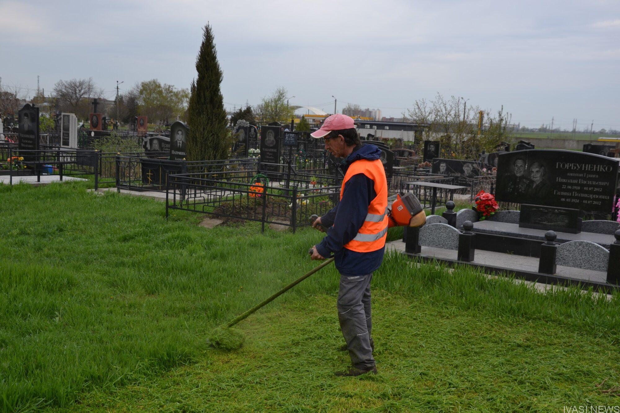 Одеські комунальники готують міські цвинтарі до поминальних днів