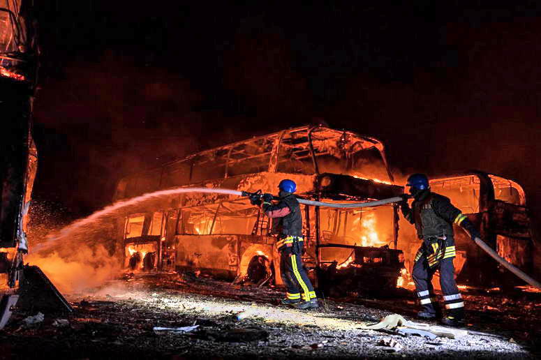 Обломки российских ракет упали на автобазу в Киеве – сгорели автобусы