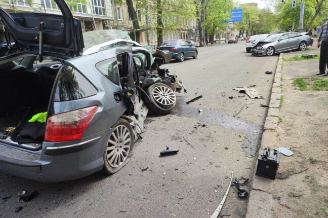 У жорсткій ДТП на перехресті вулиць Колонтаєвської та Сєрова постраждали троє людей