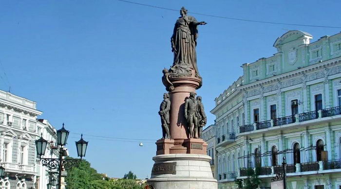 “Екатерина пол-Одессы построила” – мифы о памятнике российской императрице в Одессе