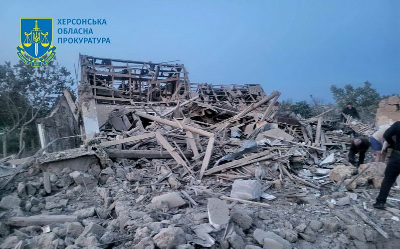 Российский самолет сбросил бомбу на частный дом в Херсонской области – 2 человека погибли