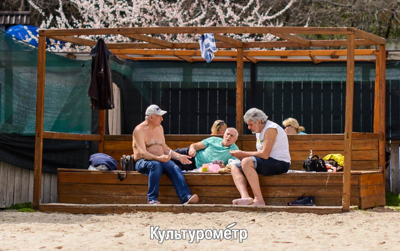 Теплая погода в Одессе позволила впервые в этом году погреться на пляжах (фото)