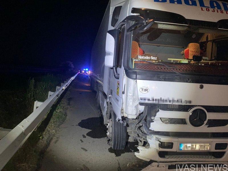На автошляху Київ-Одеса автопоїзд наїхав на “Жигулі”: загинув водій