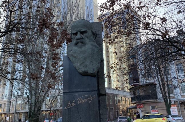 В Одесі демонтують пам’ятник Льву Толстому