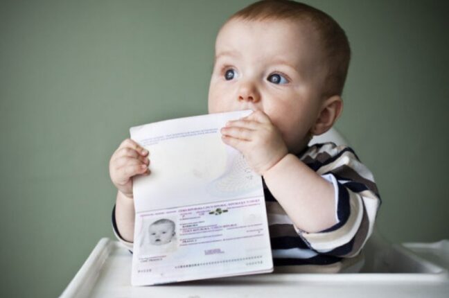 Українцям спростили оформлення закордонного паспорта для дитини