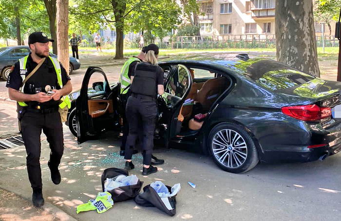 В Одессе расстреляли мужчину с женщиной в BMW из-за семейного конфликта