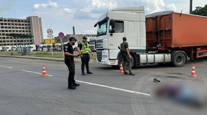 На юге Одесской области грузовик насмерть переехал пешехода