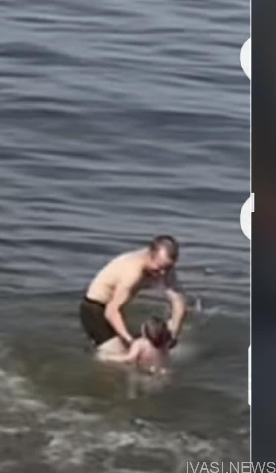 В Одесі чоловік купав дитину у небезпечній морській воді