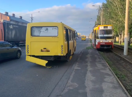 На Миколаївській дорозі в ДТП за участю маршрутки постраждало троє людей