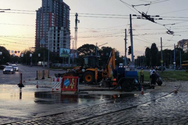 На площі Толбухіна сьогодні ремонтують магістральний водопровод